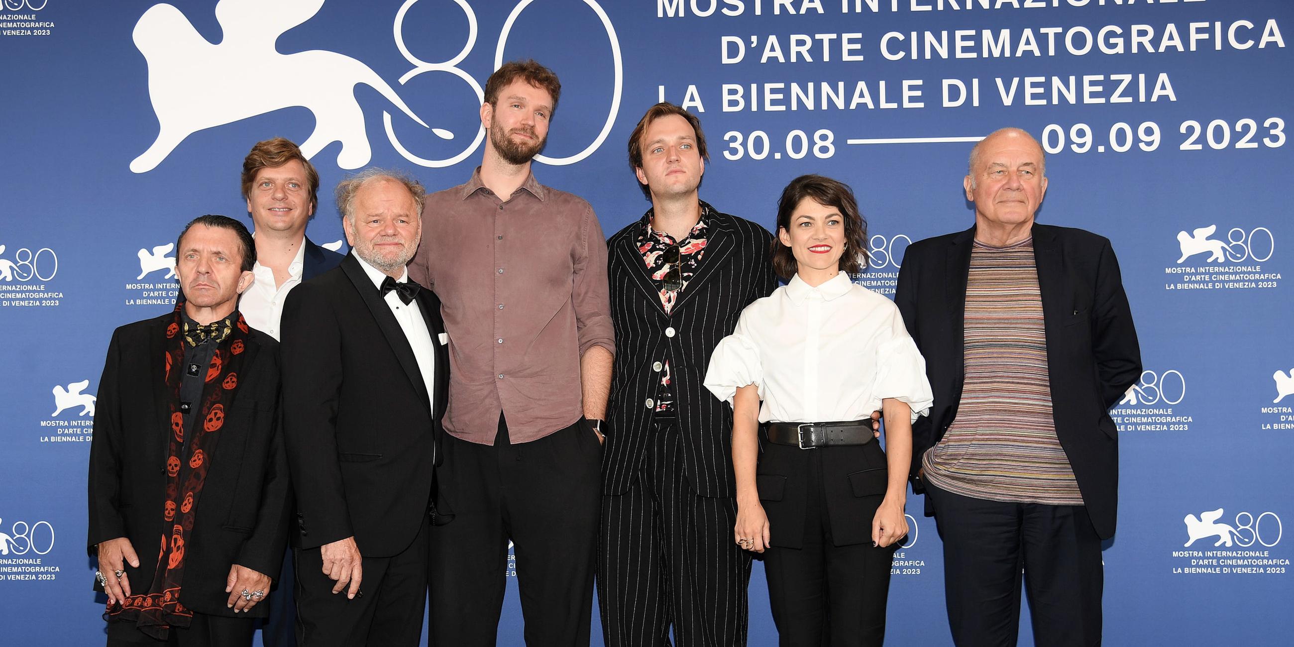 Zu sehen ist Regisseur Timm Kröger mit Schauspielern seines Film "Die Theorie von allem" auf den 80. Venediger Filmfestspielen.
