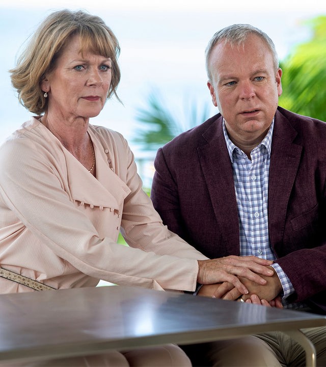 "Death in Paradise - Die tödliche halbe Stunde": Joanna (Samantha Bond) und Neil (Steve Pemberton) schauen besorgt.