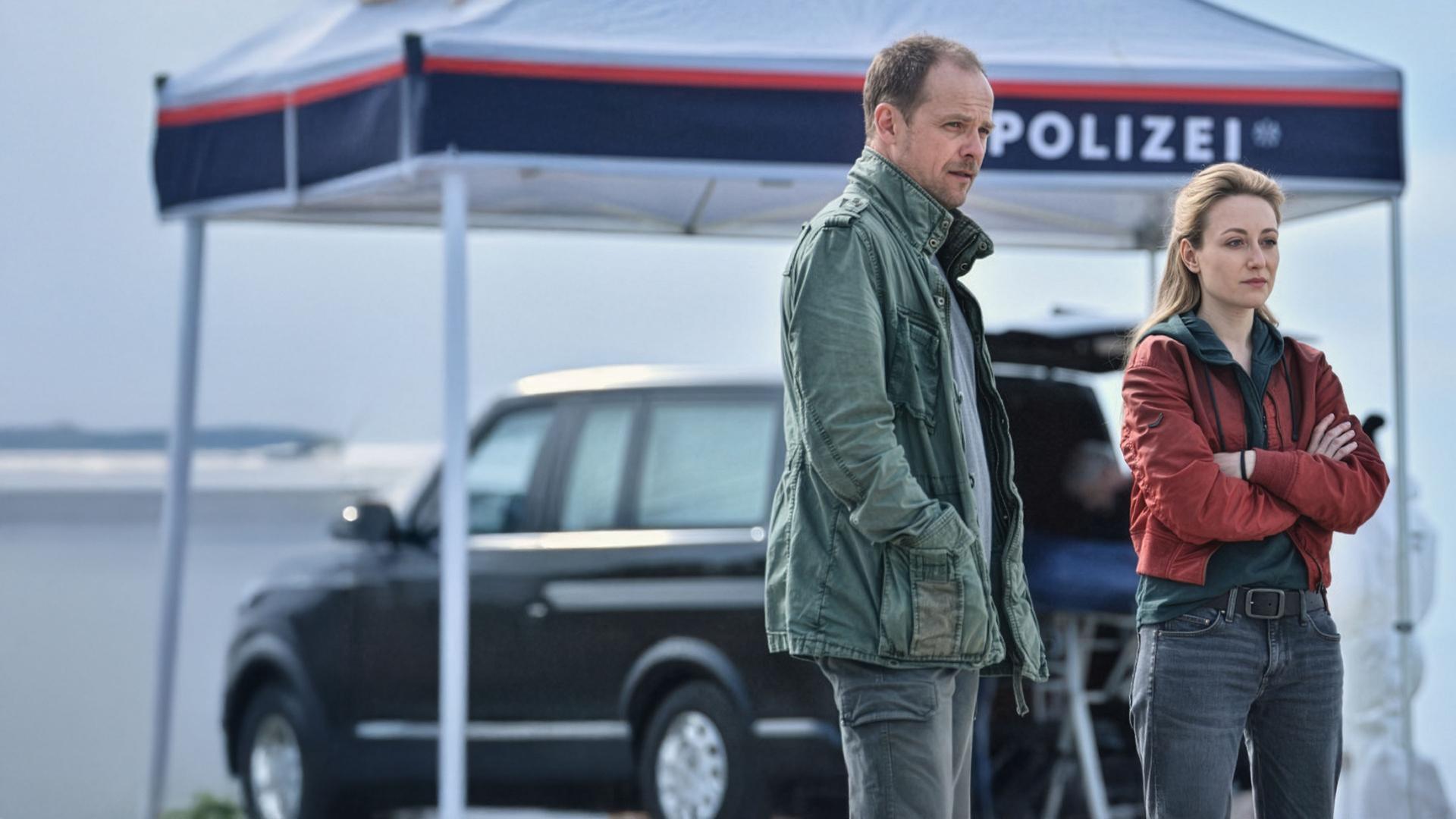 "Die Toten vom Bodensee - Nemesis": Luisa Hoffmann (Alina Fritsch) und Micha Oberländer (Matthias Koeberlin) stehen nebeneinander auf der Straße.