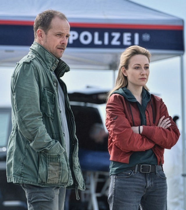 "Die Toten vom Bodensee - Nemesis": Luisa Hoffmann (Alina Fritsch) und Micha Oberländer (Matthias Koeberlin) stehen nebeneinander auf der Straße.