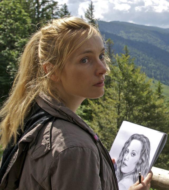 "Die Toten vom Schwarzwald": Matthias Auerbach (Heino Ferch) und Inka (Nadja Uhl) stehen zusammen auf dem Hochplateau des Feldberges im Schwarzwald. Inka hält ein gezeichnetes Porträt von einer Frau in den Händen.