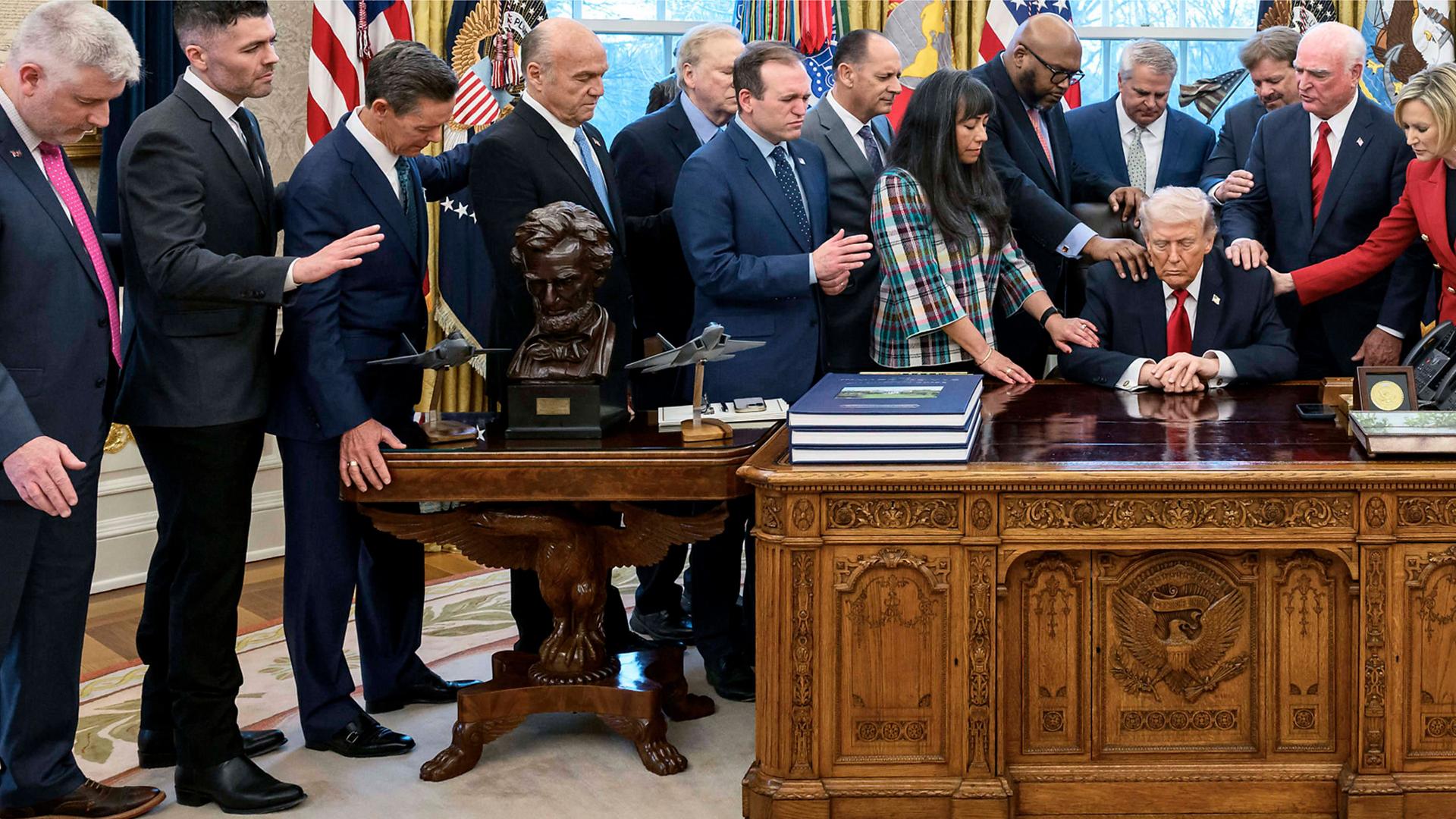 Präsident Donald Trump im Oval Office mit treuen Anhängern seiner Regierung.