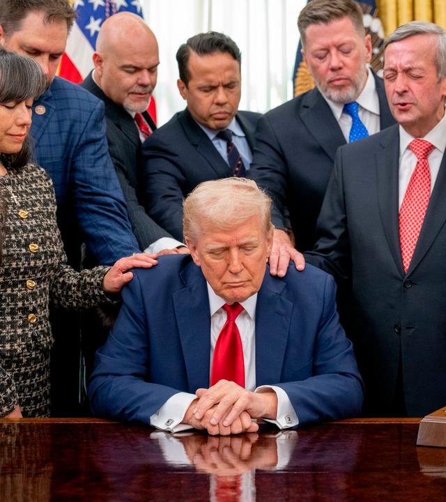 Präsident Donald Trump im Oval Office mit treuen Anhängern seiner Regierung.