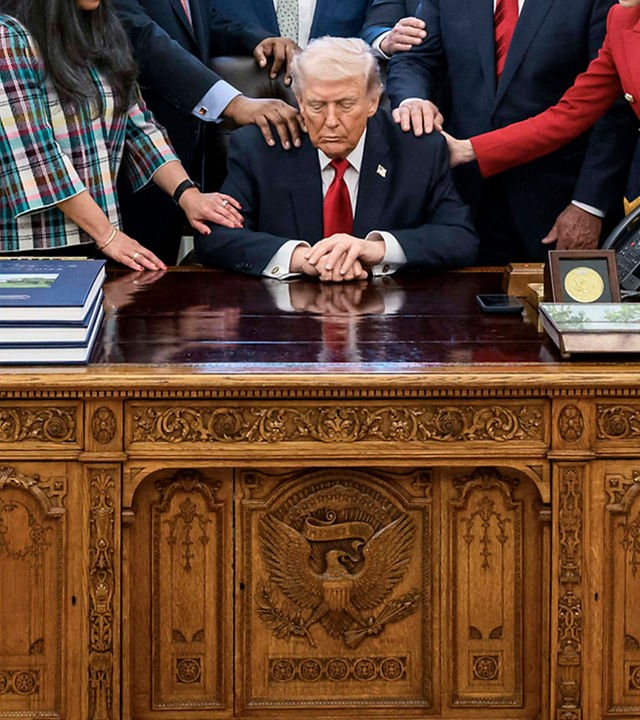 Präsident Donald Trump im Oval Office mit treuen Anhängern seiner Regierung.