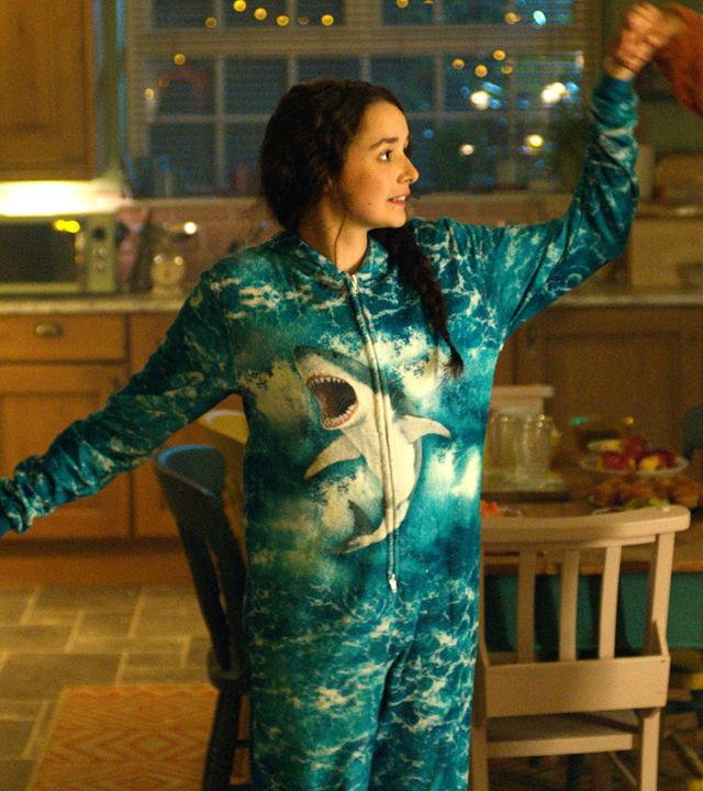 Übernachtungsparty mit Jenna, Addie und Audrey: Alle drei stehen im Schlafanzug in der Küche und halten sich an den Händen. 