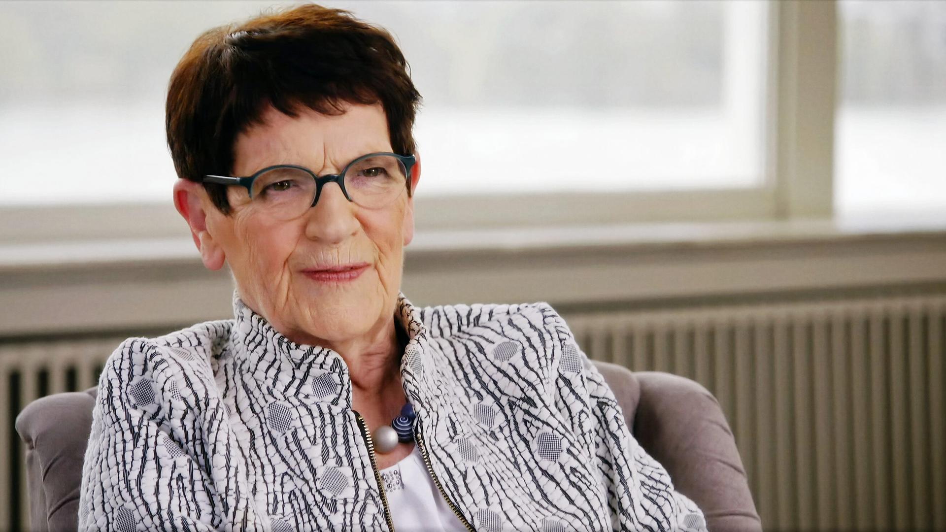 Portrait einer älteren Frau mit kurzen dunklen Haaren 