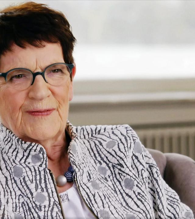 Portrait einer älteren Frau mit kurzen dunklen Haaren 