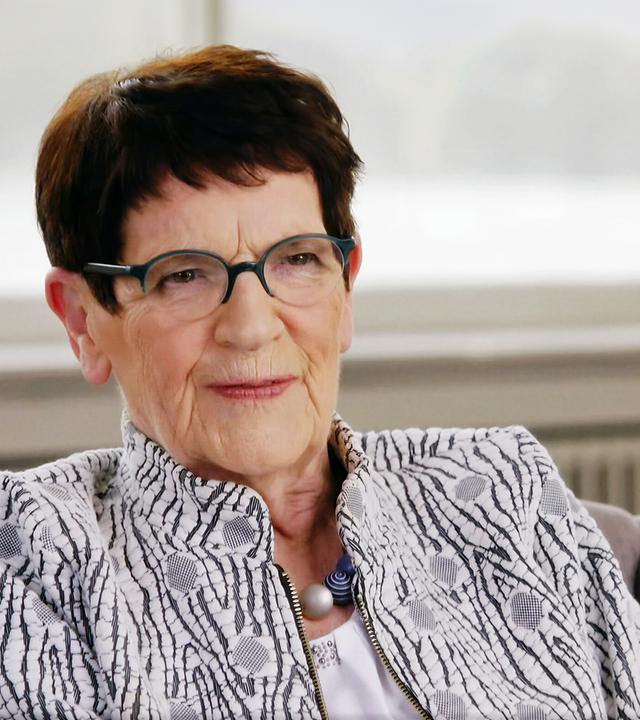 Portrait einer älteren Frau mit kurzen dunklen Haaren 