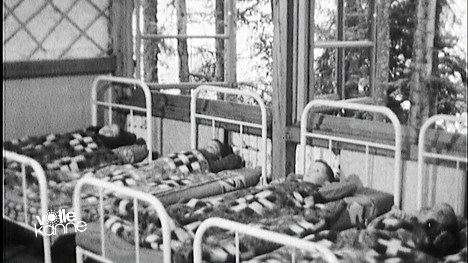 Verschickungskinder liegen in ihrem Heim in Betten