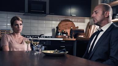 Silke Broder und Simon Kessler sitzen an einem Küchentisch und blicken nachdenklich vor sich hin