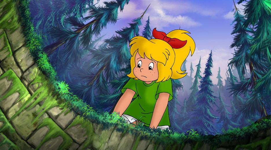 Bibi schaut traurig in ein Loch im Boden vor ihr. Um sie herum stehen hohe dunkle Tannen und der Himmel ist dunkel.