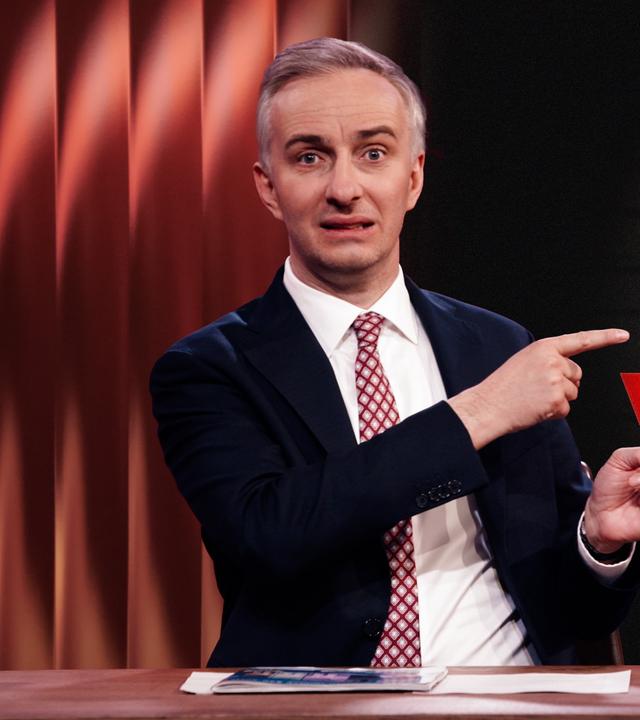 Jan Böhmermann sitzt am Schreibtisch. Rechts im Hintergrund ist ein Richterhammer abgebildet, darunter steht in roten Buchstaben: Unschuldsvermutung.