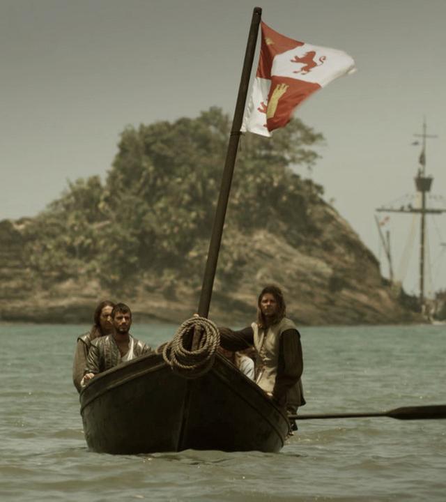 Boot mit Männern auf dem Meer vor einer Insel