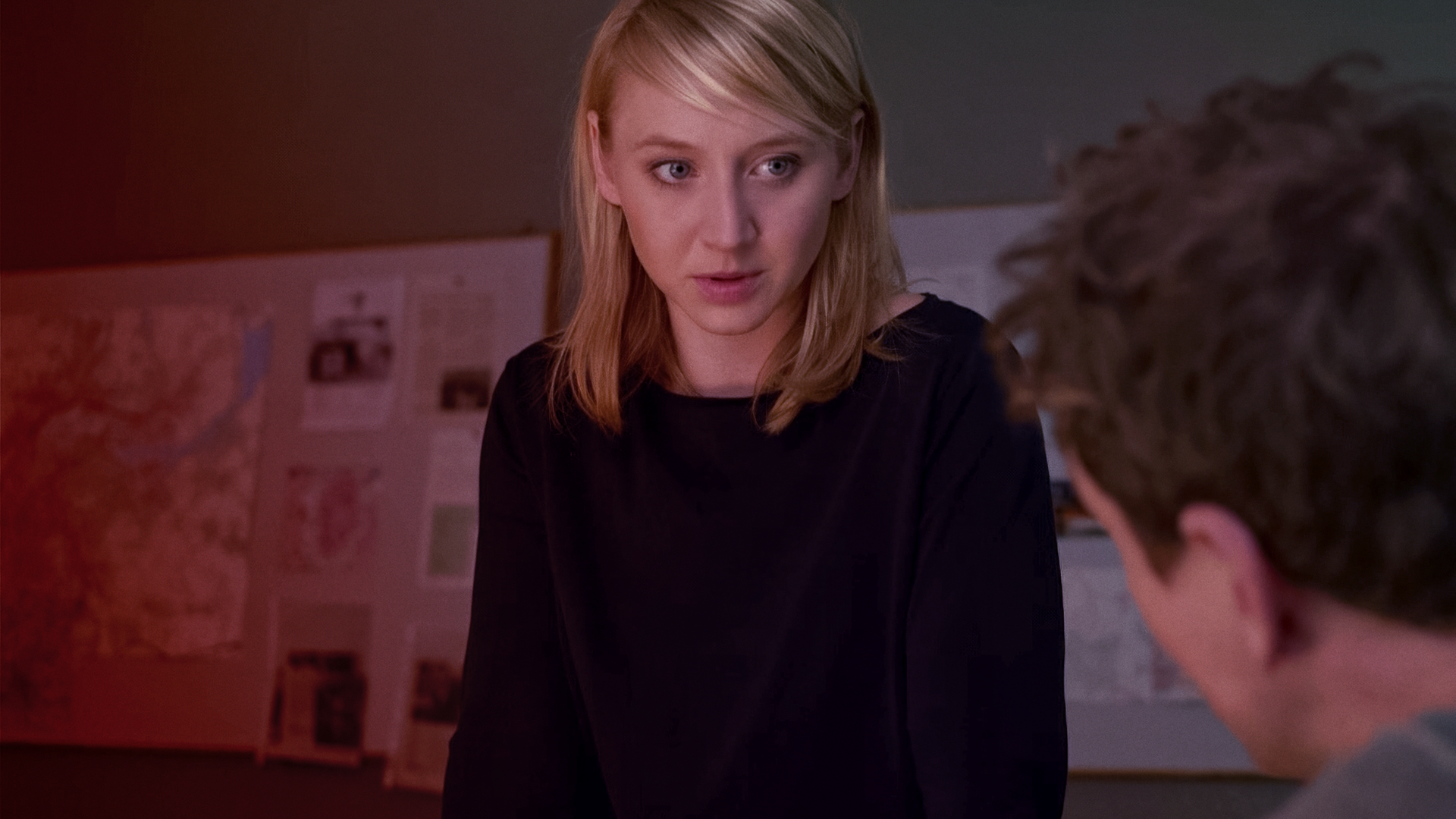 Nora (Anna Maria Mühe) spricht im Büro mit ihrem Kollegen Simon (Jan Krauter).