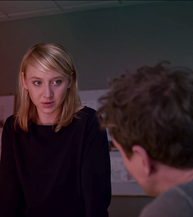 Nora (Anna Maria Mühe) spricht im Büro mit ihrem Kollegen Simon (Jan Krauter).