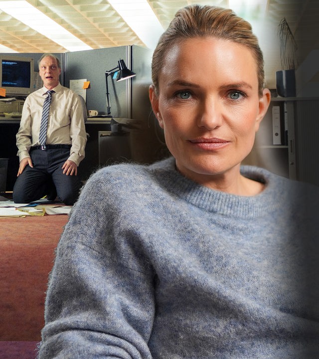 Martin Brambach in der fiktiven Rolle des Versicherungskaufmanns Schrader hinter der ZDF-Journalistin Sarah Tacke