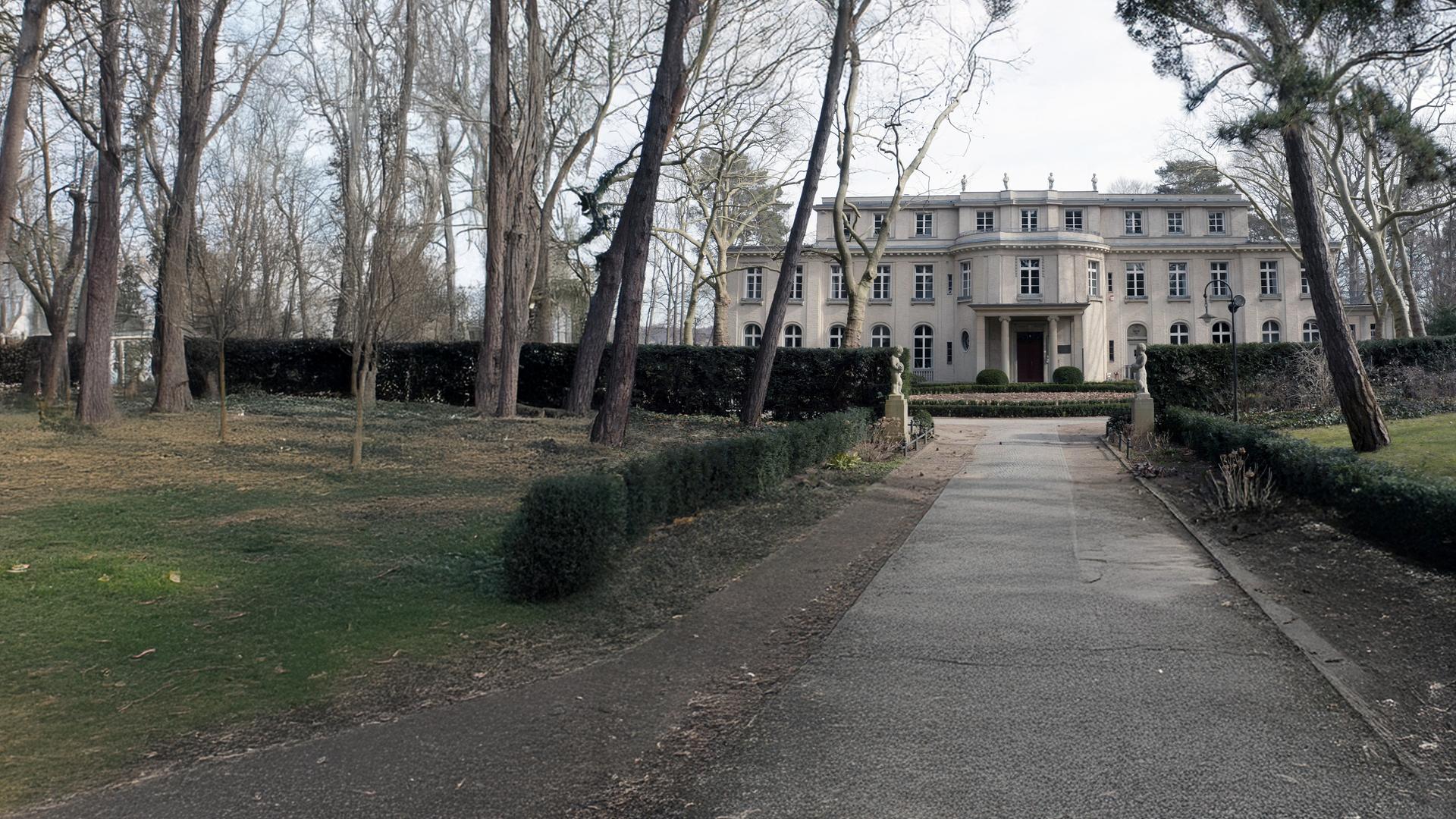 Frontansicht Villa am Wannsee, winterliche Stimmung.