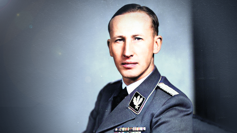 Haus der Wannseekonferenz, davor eine Figur in schwarz-weiß, welche den Hitlergruß ausübt