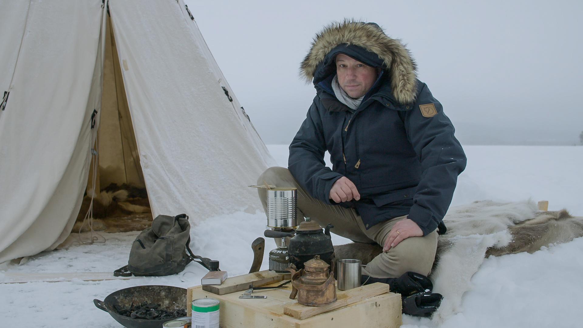 Matthias Wemhoff im warmen Parka mit Mütze und Pelzkapuze bei starker Kälte und Schnee.
