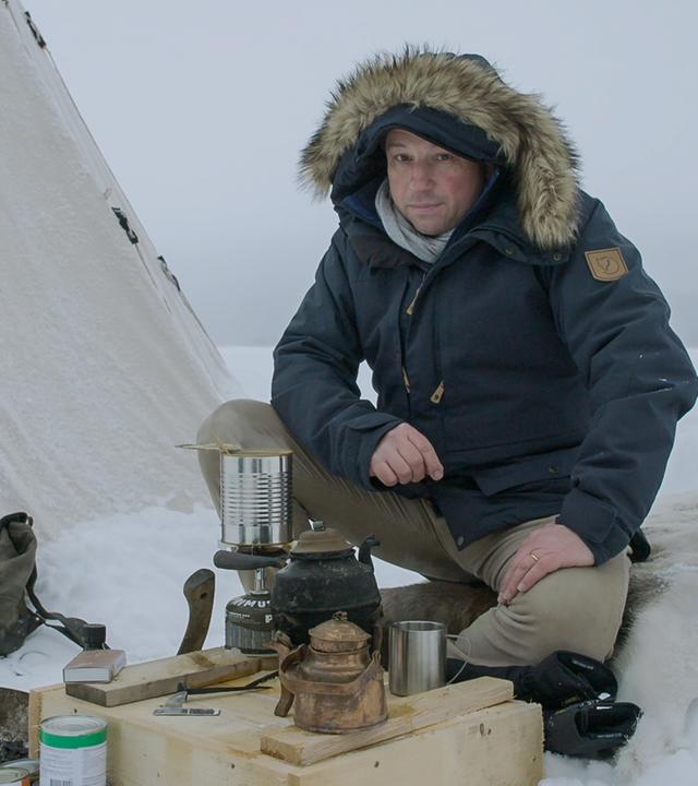 Matthias Wemhoff im warmen Parka mit Mütze und Pelzkapuze bei starker Kälte und Schnee.