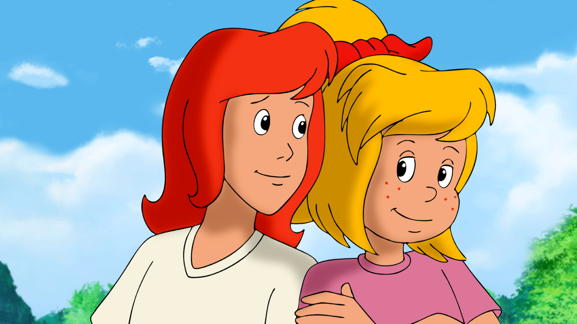 Tina und Bibi stehen Schulter an Schulter und lächeln sich an.