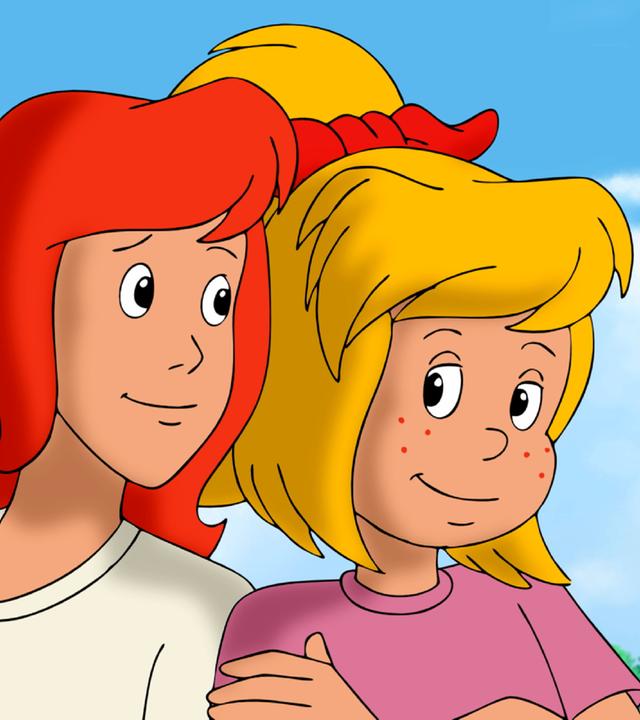Tina und Bibi stehen Schulter an Schulter und lächeln sich an.