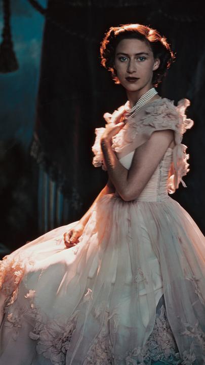 "Die Windsors privat: Prinzessin Margaret": Prinzessin Margaret trägt ein langes Kleid aus Tüll und eine Perlenkette. Sie schaut direkt in die Kamera.