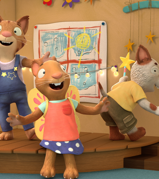 Frankie, Posy und Zac spielen auf der Bühne, die schön geschmückt ist.