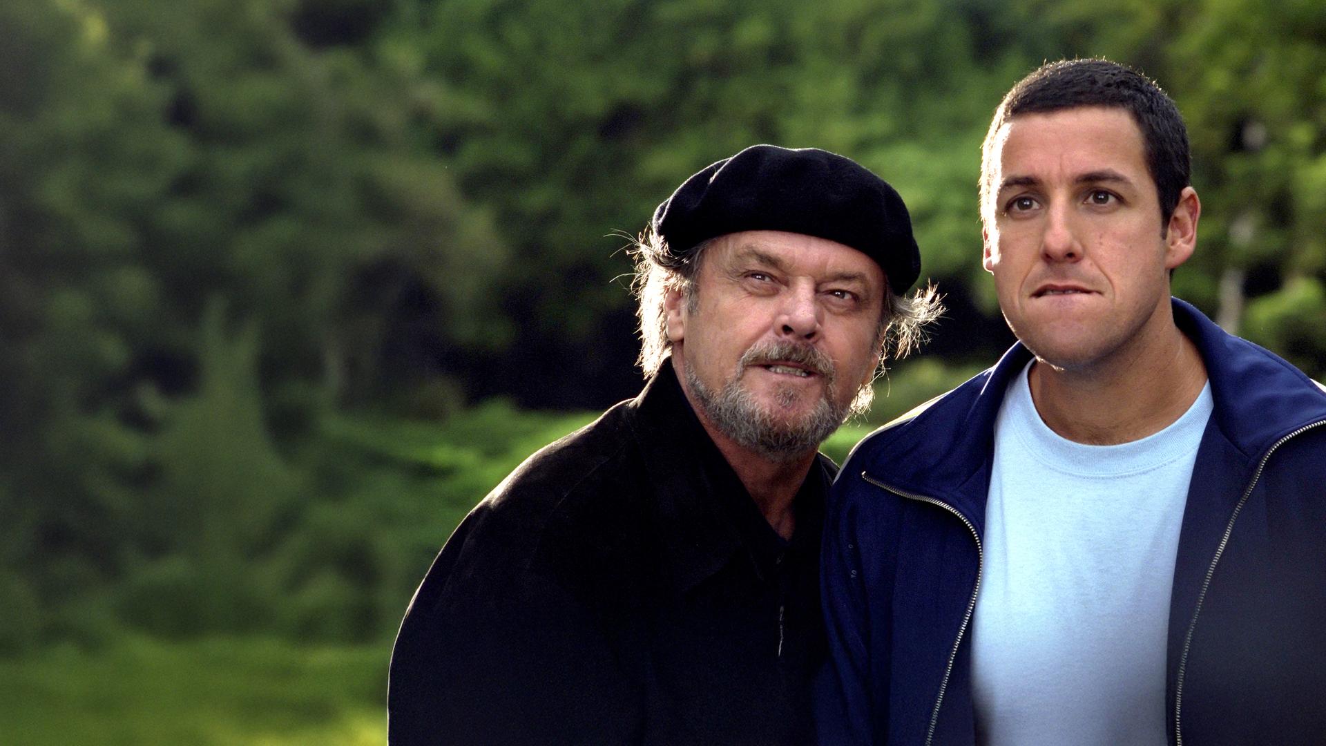 "Die Wutprobe": Dr. Buddy Rydell (Jack Nicholson) und Dave Buznik (Adam Sandler) stehen eng nebeneinander in einem Park. Beide beißen sich auf die Unterlippe und haben dabei die Augen weit geöffnet.