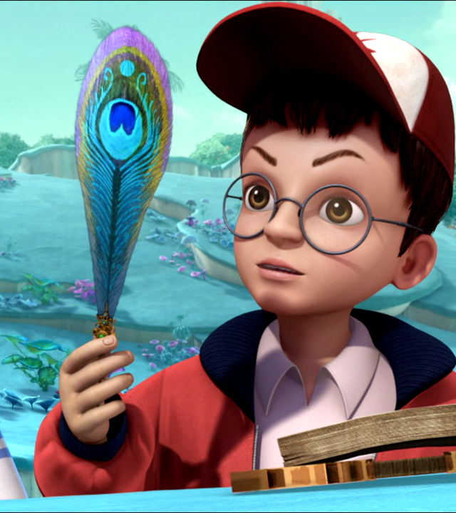 Michael hält eine blaue Feder hoch. Michael und John schauen sie an.