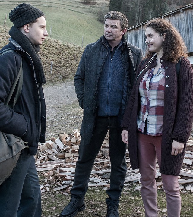 "Der Bergdoktor - Die Zeit, die bleibt (1)": Martin Gruber (Hans Sigl) verfolgt das Gespräch zwischen David (Jonathan Berlin) und Lisa (Fanny Krausz). Sie trägt einen Beatmungsschlauch in der Nase.