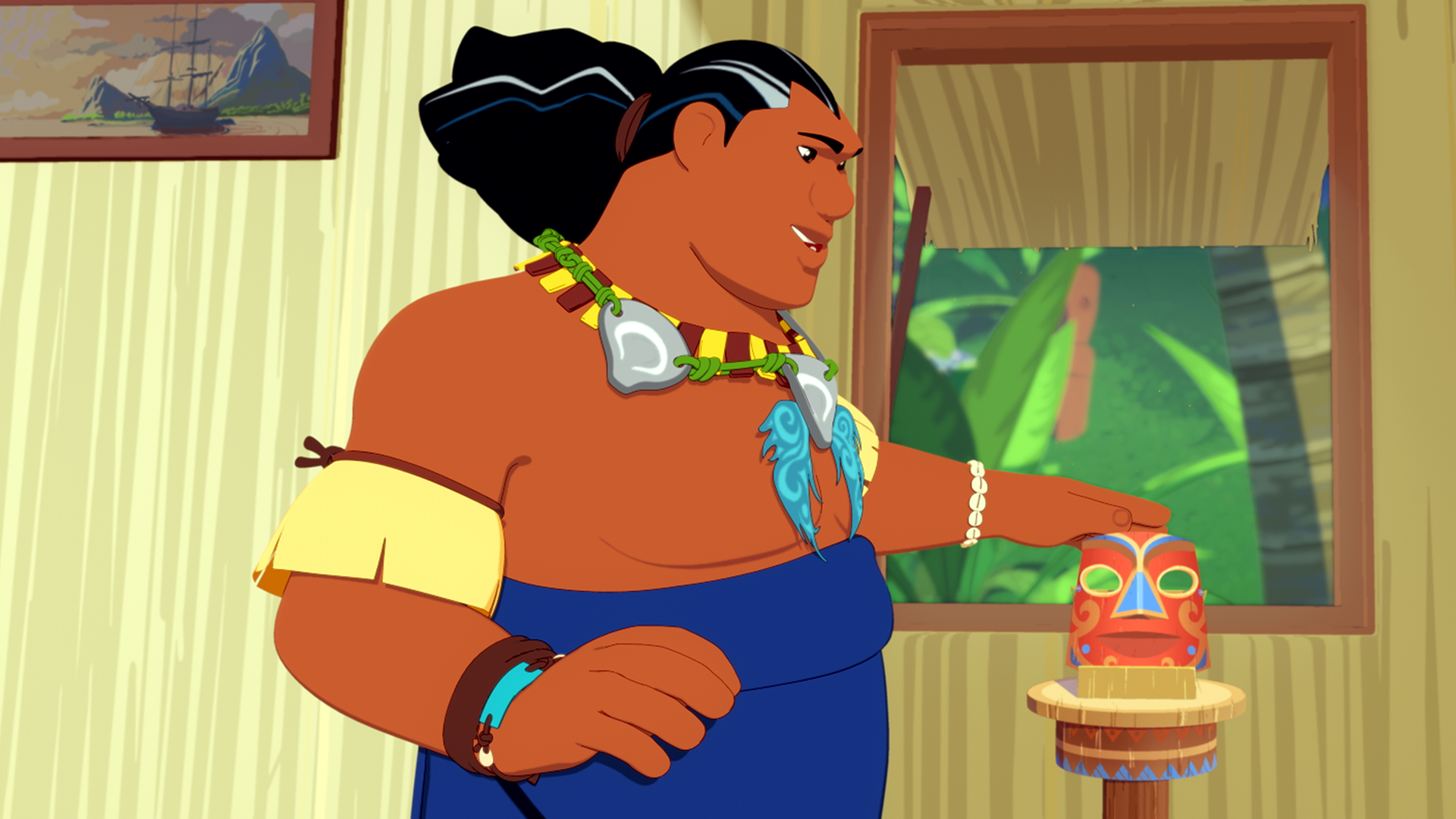 Papa Tuanaku streicht mit seiner linken Hand stolz über die Zeremonien-Maske, die auf einem hohen Tisch platziert ist.