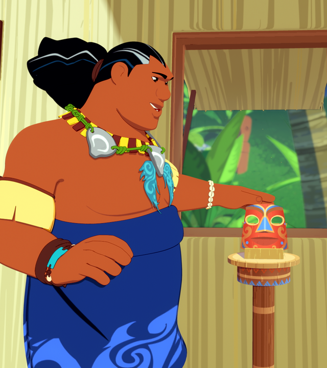 Papa Tuanaku streicht mit seiner linken Hand stolz über die Zeremonien-Maske, die auf einem hohen Tisch platziert ist.