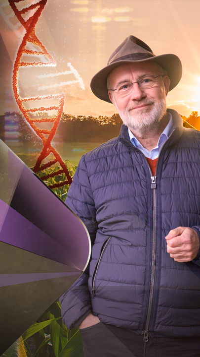 Harald Lesch steht vor einhem Maisfeld aus dem ein DNA-Strang entspringt