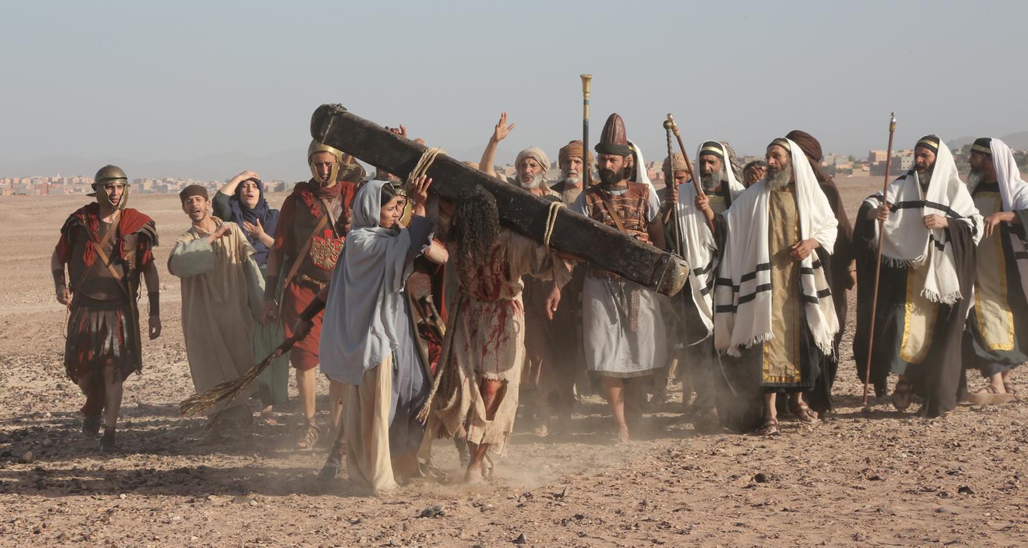 Nachgestelltes Szene: Die Kreuzigung von Jesus Christus mit Römern, Rabbinern und Frauen