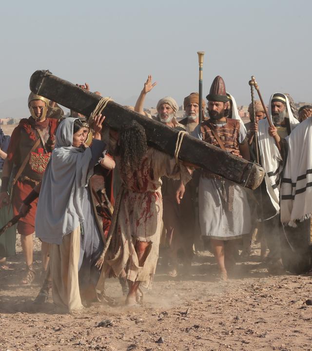 Nachgestelltes Szene: Die Kreuzigung von Jesus Christus mit Römern, Rabbinern und Frauen