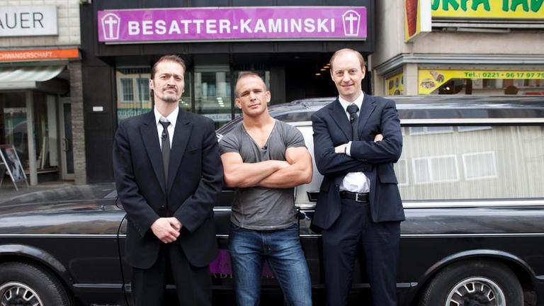 Die Brüder Kaminski: Michael (David Scheller, l.), Marco (Nick Hein, m.) und Bernd (Steffen Will, r.) in "Diese Kaminskis - Wir legen Sie tiefer!"