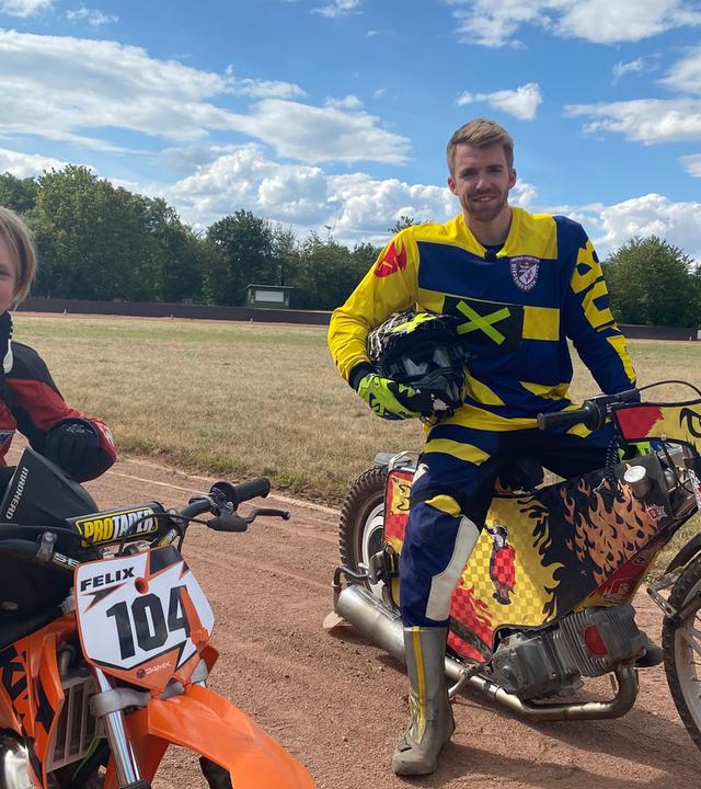 Felix (links) und Stefan (rechts) sitzen auf ihren Motorrädern.