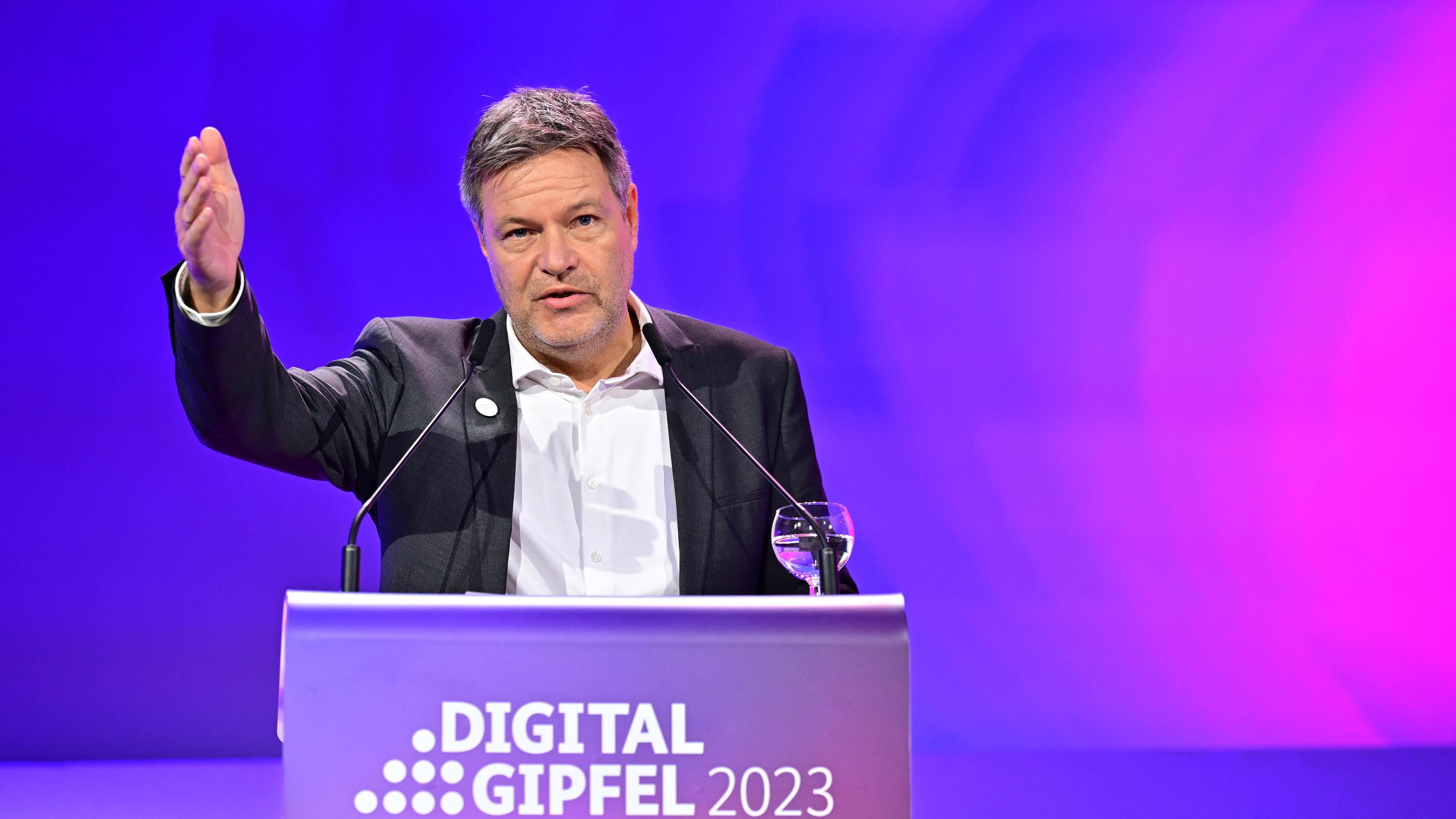 Thüringen, Jena: Robert Habeck (Bündnis90/Die Grünen), Bundesminister für Wirtschaft und Klimaschutz, spricht beim Digital-Gipfel 2023.