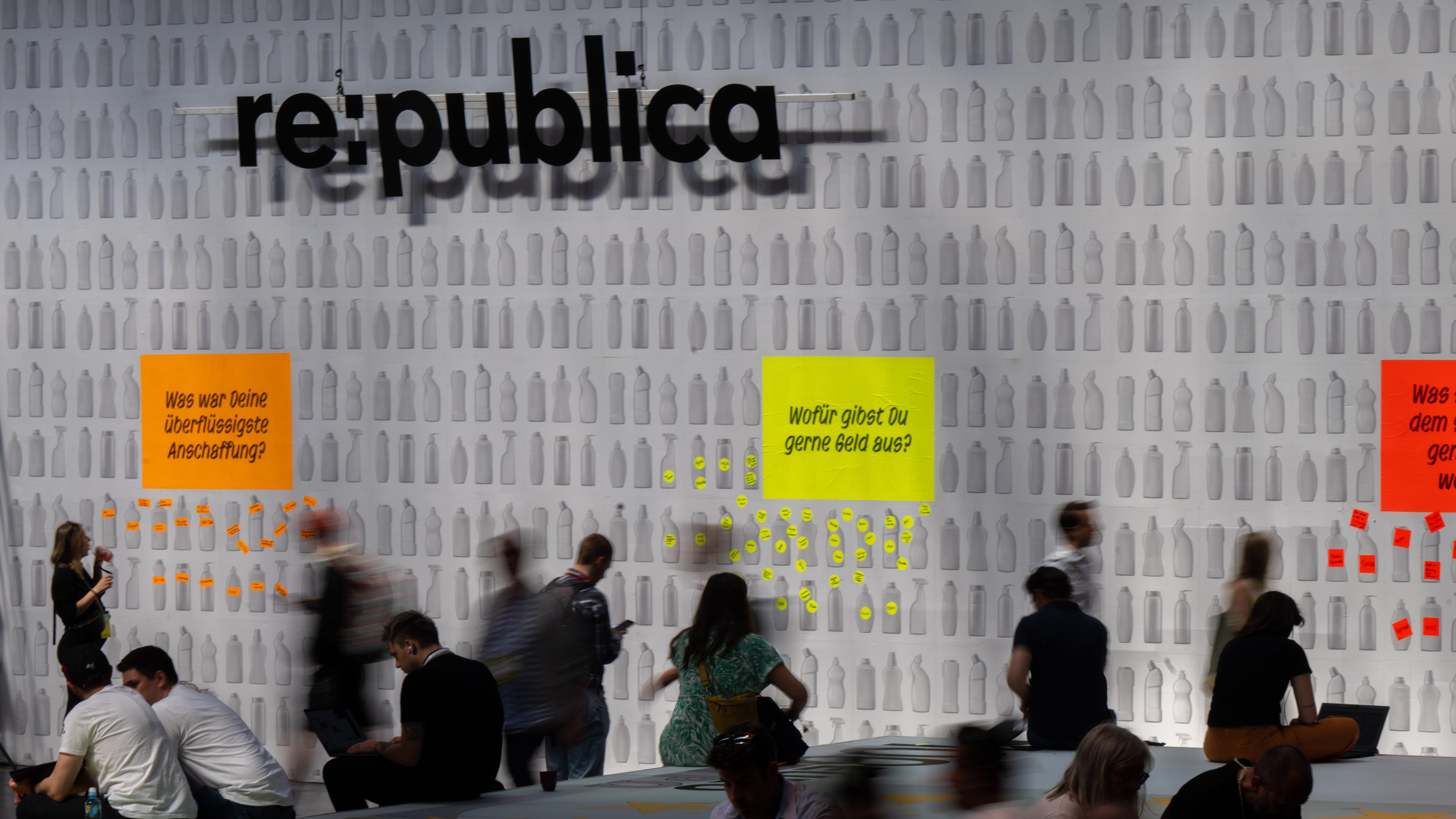 Berlin: Zahlreiche Besucher sind während der Digital-Konferenz «Republica» in einer Halle zu sehen. 