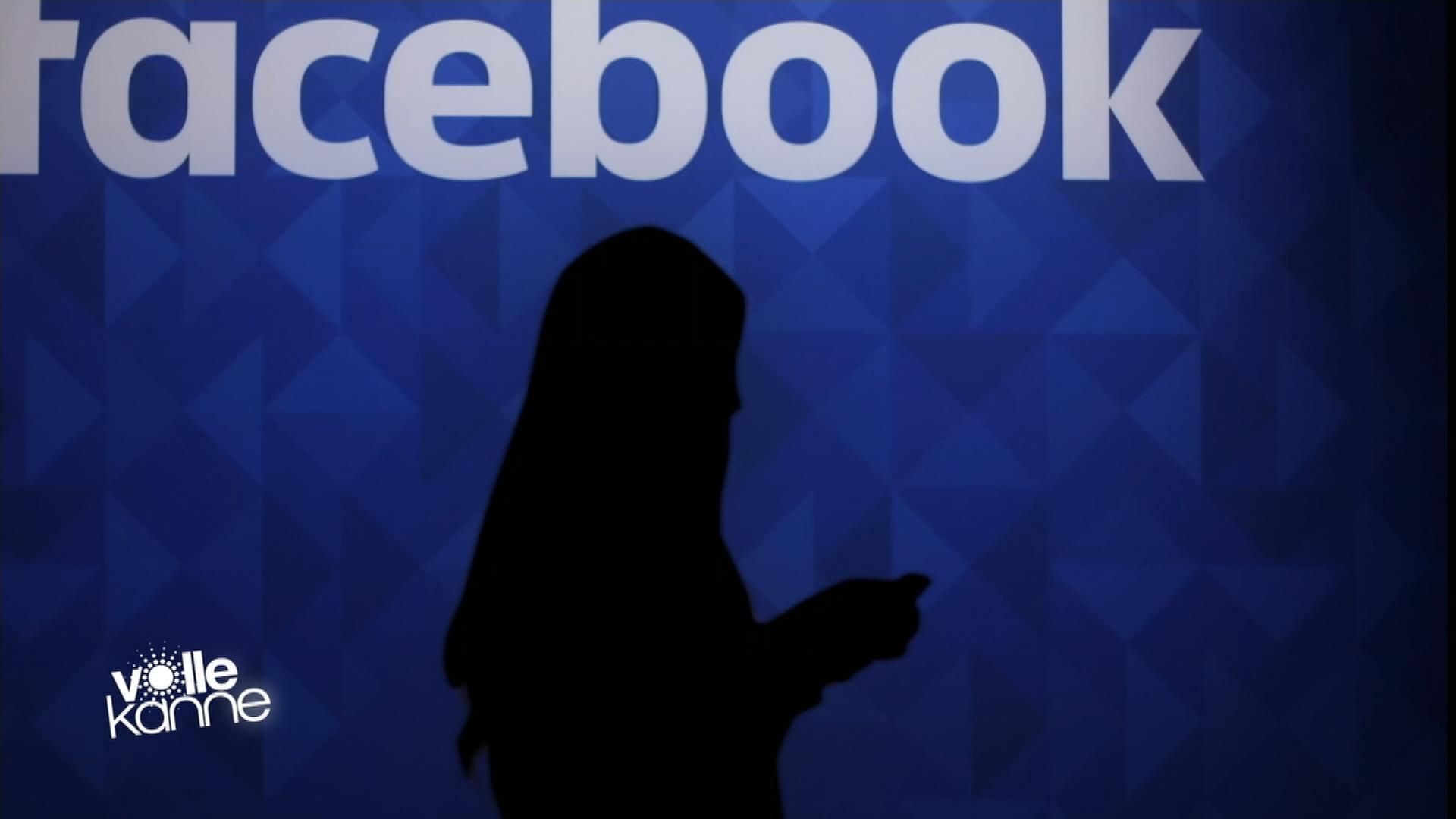 Der Schatten einer Frau fällt auf ein Facebook-Logo.