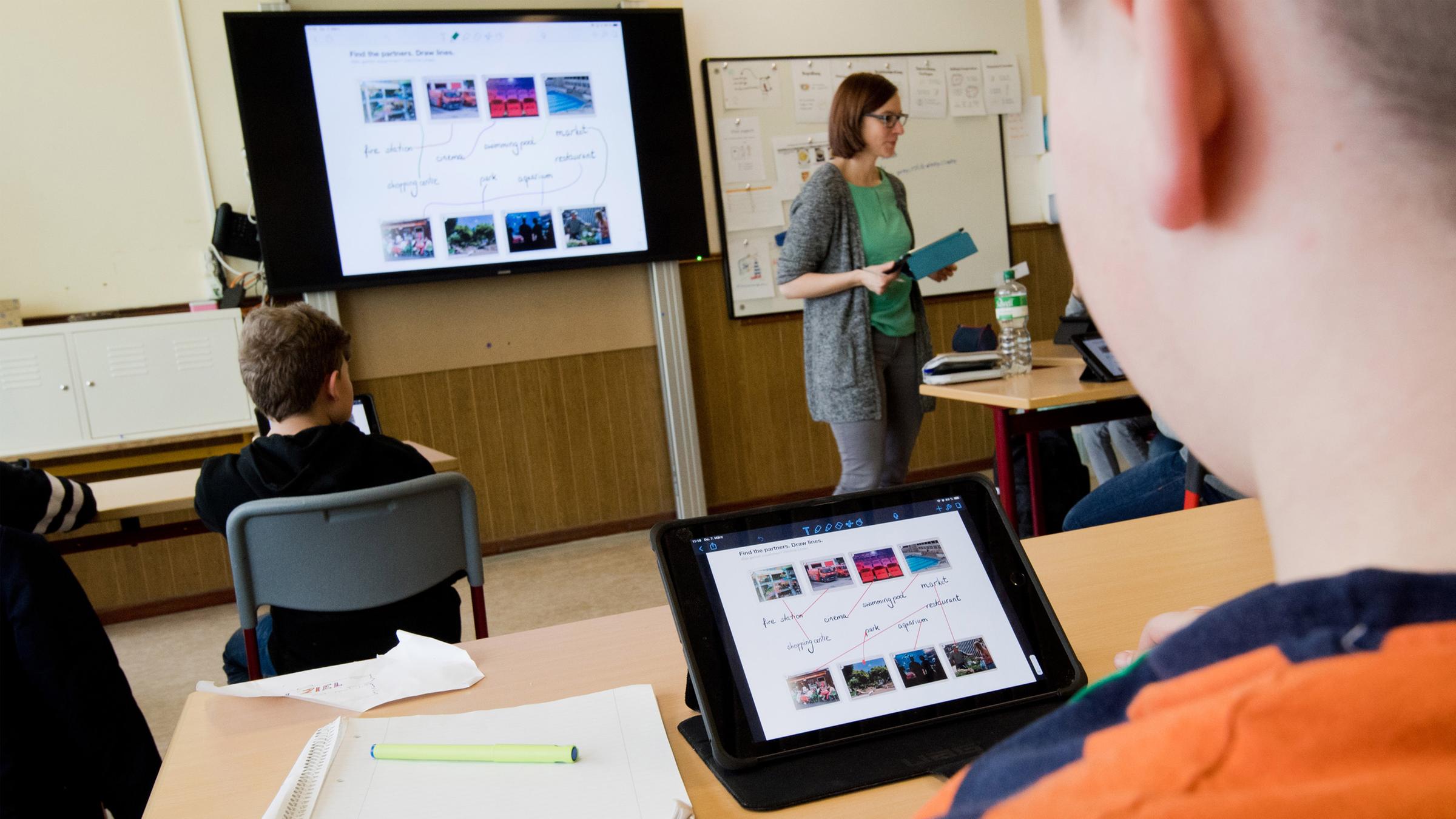 Archiv: Schüler einer 5. Klasse lernen mit iPads im Englischunterricht an der Oberschule Gehrden in der Region Hannover. 