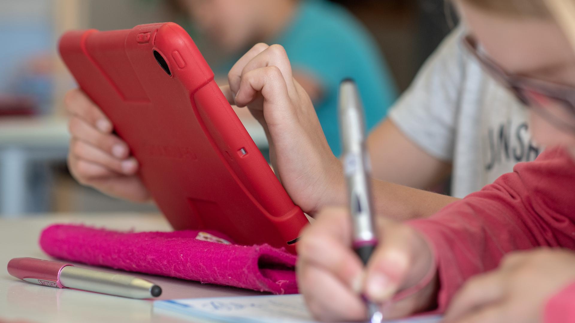 Schüler mit Tablet im Unterricht