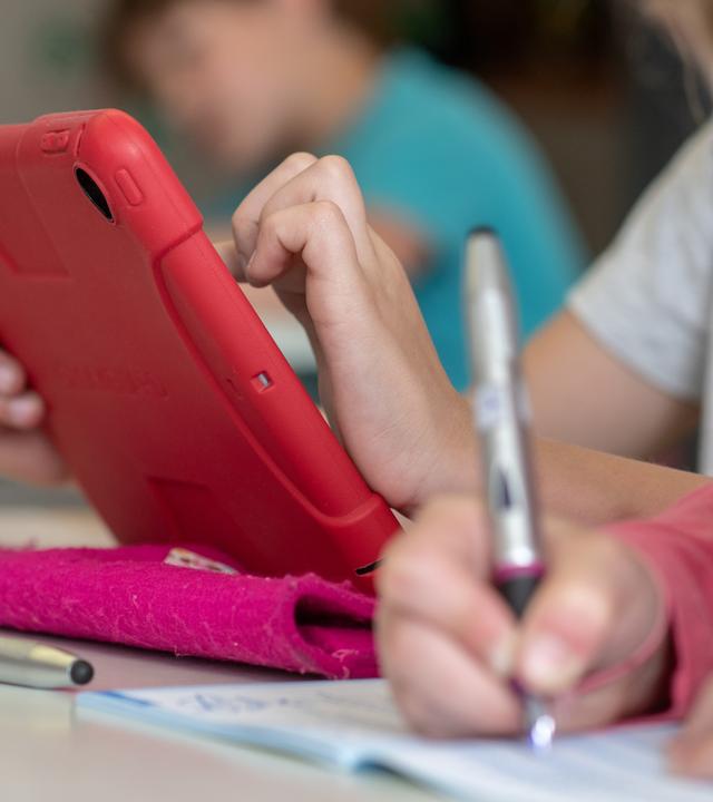 Schüler mit Tablet im Unterricht