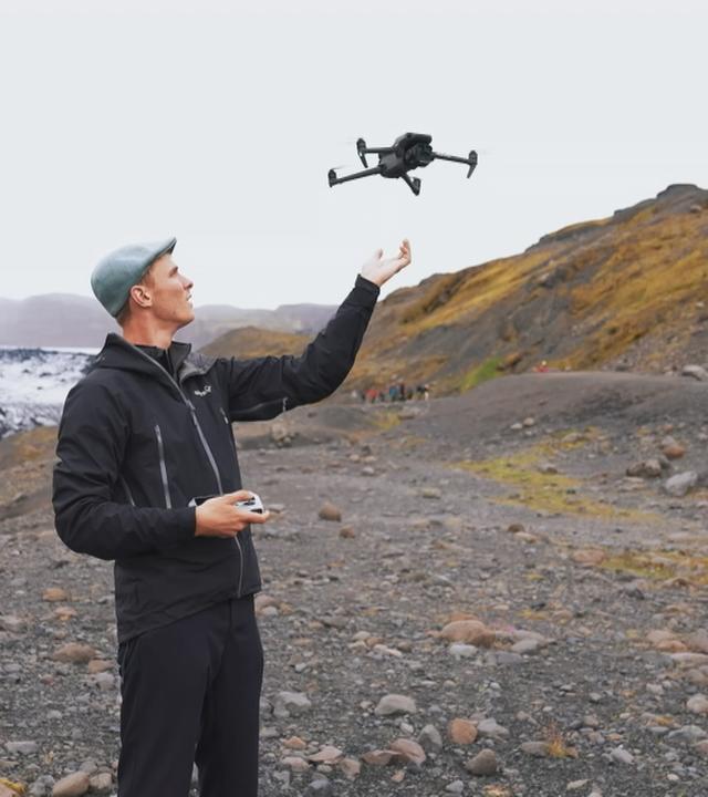 Ein Mann lässt eine Drohne fliegen
