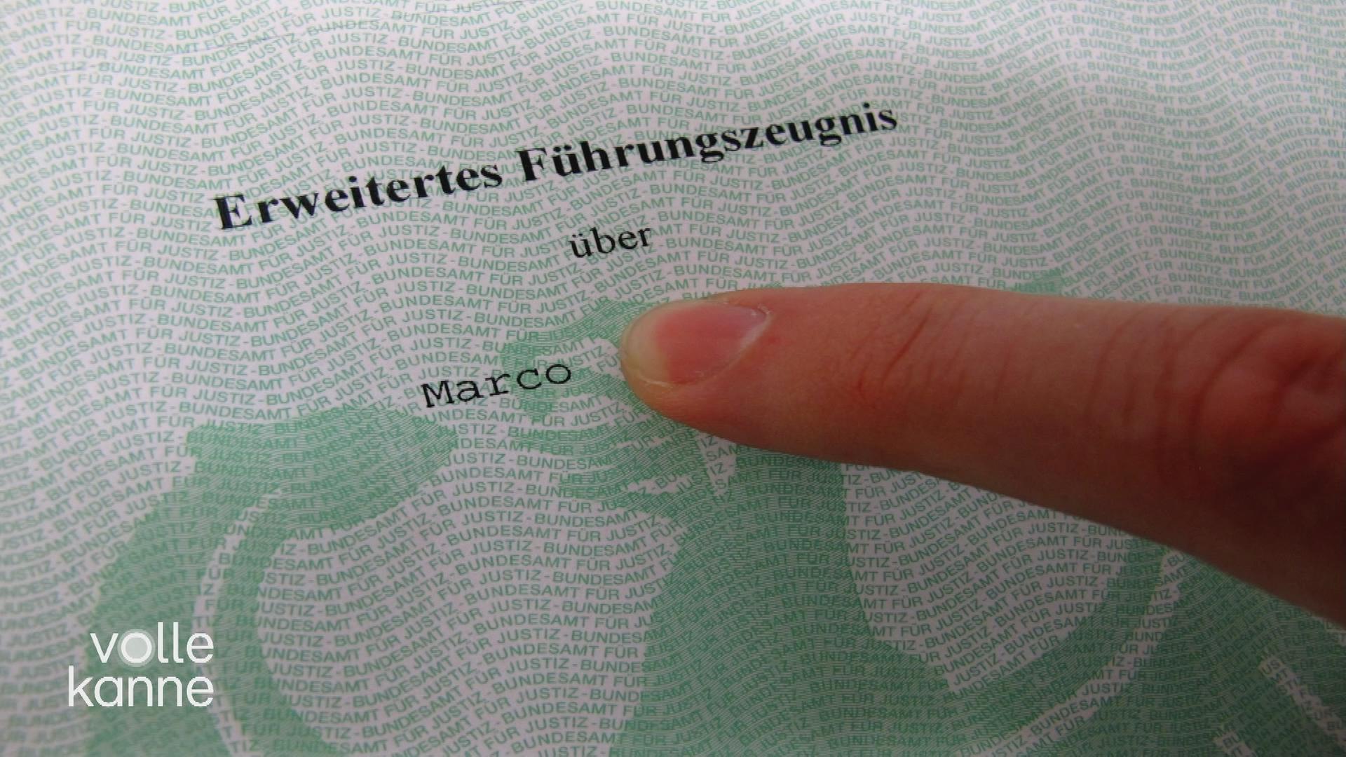 Mensch zeigt auf ein analoges Führungszeugnis