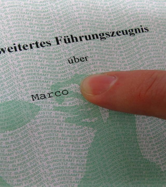 Mensch zeigt auf ein analoges Führungszeugnis
