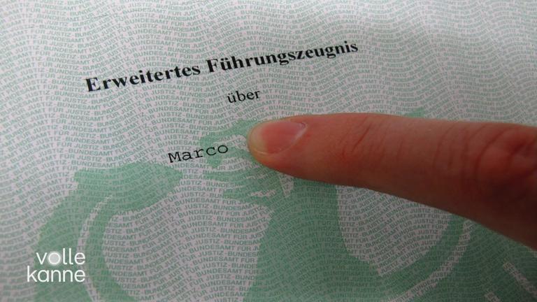 Mensch zeigt auf ein analoges Führungszeugnis