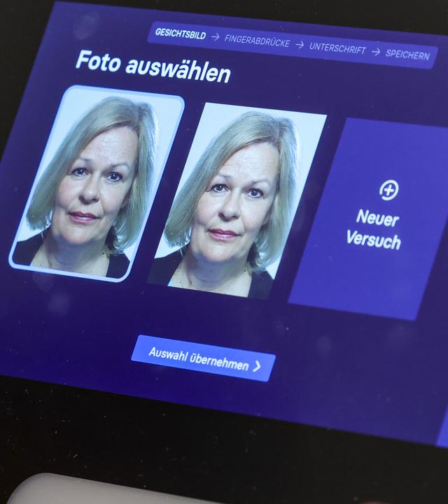 22.04.2025, Sachsen-Anhalt, Dessau-Roßlau: Ein Foto von Nancy Faeser (SPD), geschäftsführende Bundesinnenministerin, ist auf dem neuen Terminal der Bundesdruckerei mit PointID-System zur Beantragung eines Personalausweises im Bürgerbüro zu sehen.