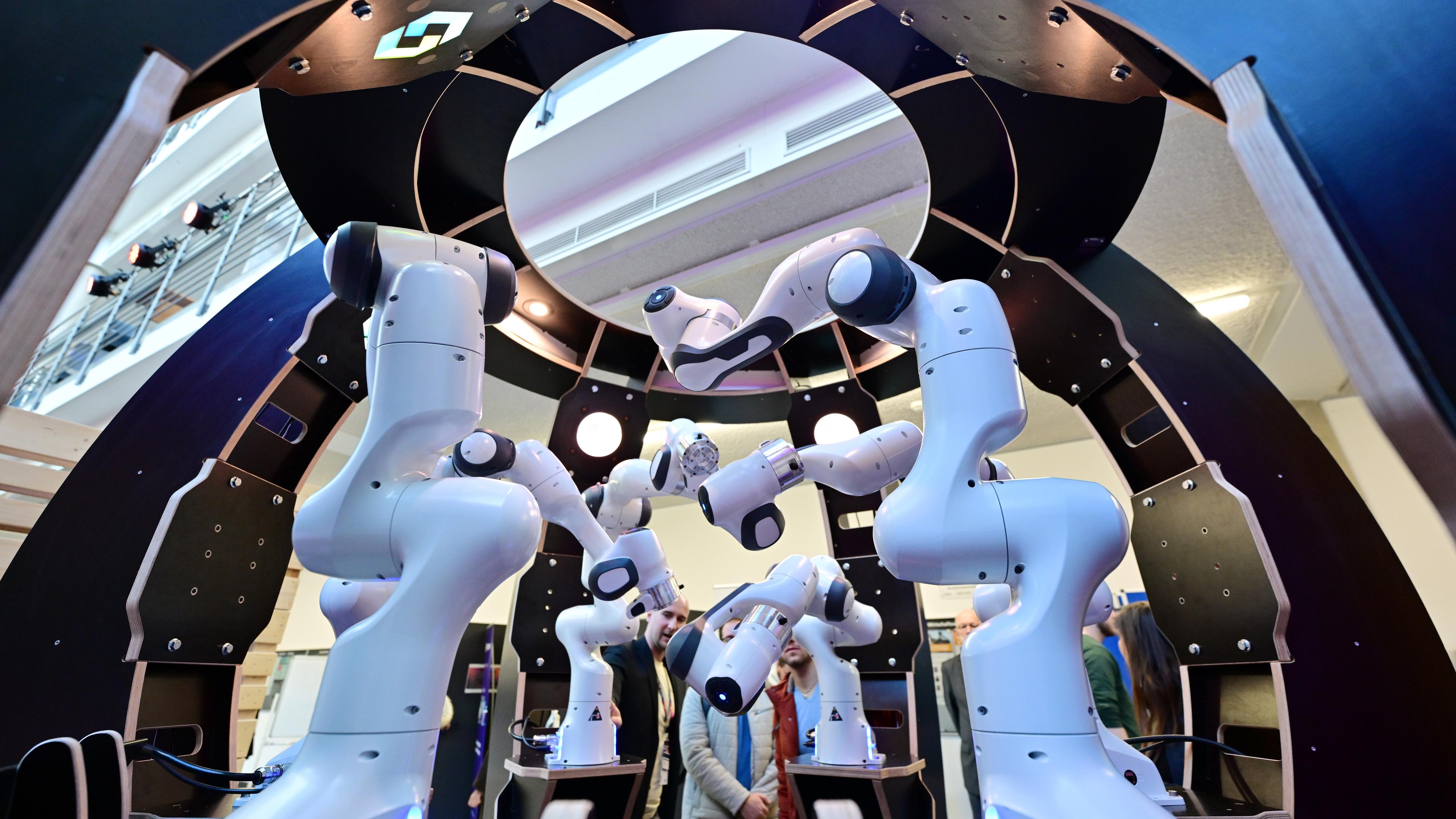 Thüringen, Jena: Roboterarme drehen sich in einer Präsentation der TU Dreseden auf dem Markt der Möglichkeiten beim Digital-Gipfel 2023. 